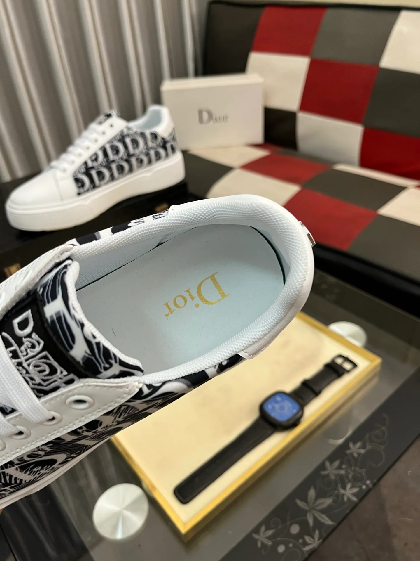 Men's shoes 💰440⌚️⌚️Dior's new 🆕low-cut casual sneakers, made of breathable mesh, with brand signature details on the shoe collar to enhance style. Fashionable and versatile, it can complement any look. With a sophisticated design that is both dynamic and modern, this new must-have shoe adds a new dimension to Dior's legacy, displaying modern elegance. Men's shoes 38-44 2️⃣ colors available
